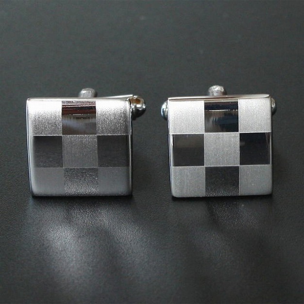 ダミエ模様シルバーツートンカフスを入荷