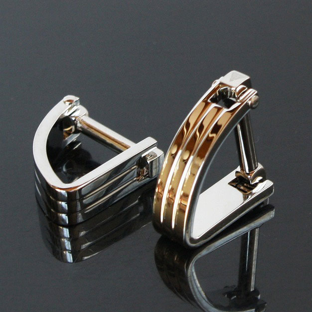 シルバートライアングル・ラップアラウンドカフスを入荷